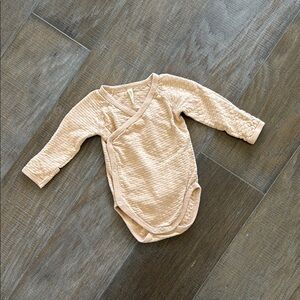 QUINCY MAE Side Snap Bodysuit in Textured Blush (Size 3-6mo)